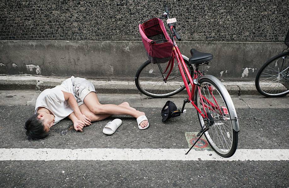 10 фото пьяных японцев от Ли Чэпмэна, которые приводят в замешательство