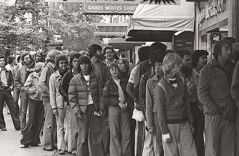 Как это было: фотографии гигантских очередей в кинотеатры на первые «Звездные войны»