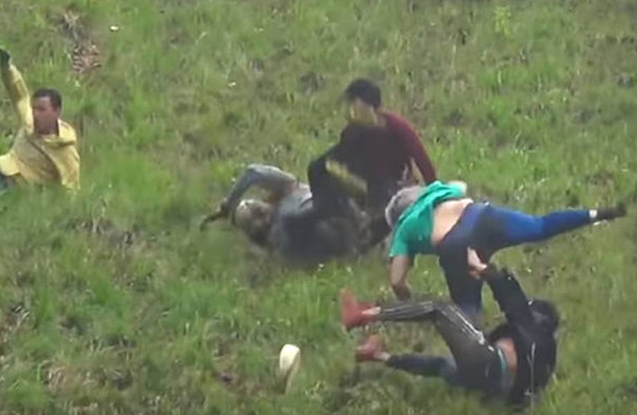 Видео самой странной традиции мира: люди катятся с холма, чтобы поймать сыр