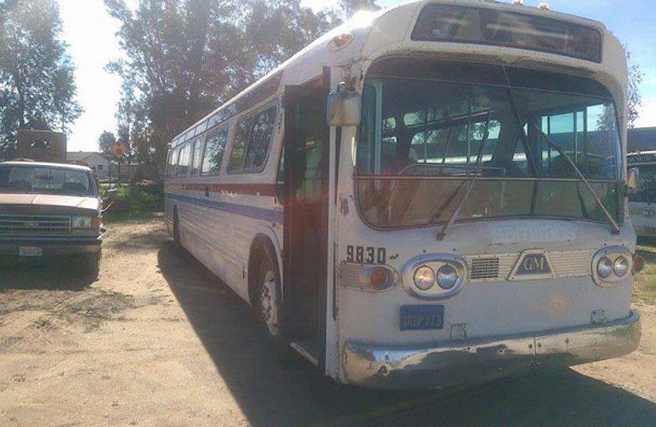 Три года девушка превращала старый автобус в восхитительный дом на колесах
