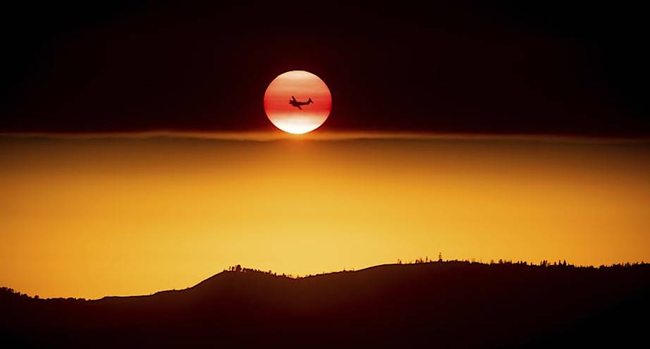 Фото дня: пролетая на фоне солнца