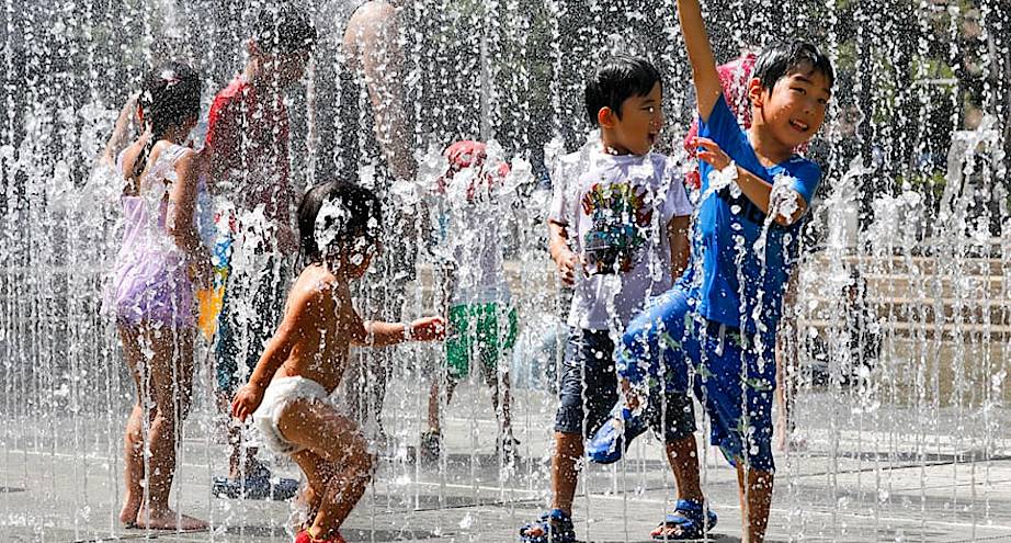 Фото дня: дети играют в фонтане