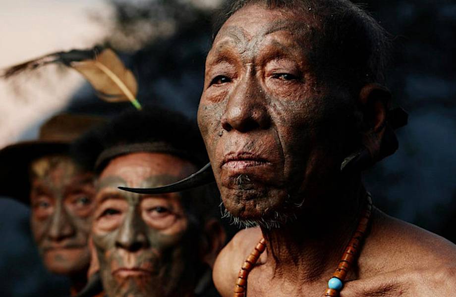 Фотограф делает драматические фото племен, которые вымирают