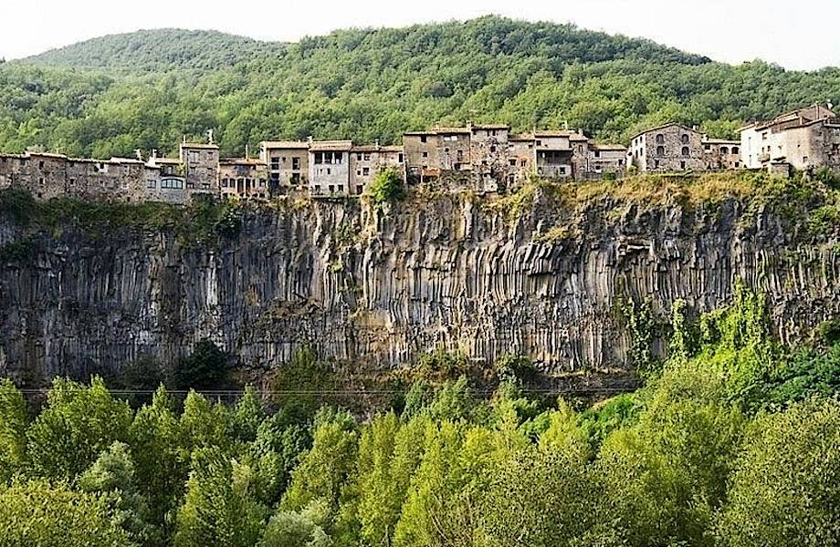 Висячий город Кастельфольит-де-ла-Рока: самая живописная деревня Испании