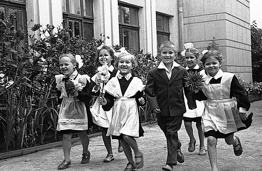 От букваря до советского Лего: 20 фото из школы СССР, которые вызовут ностальгию