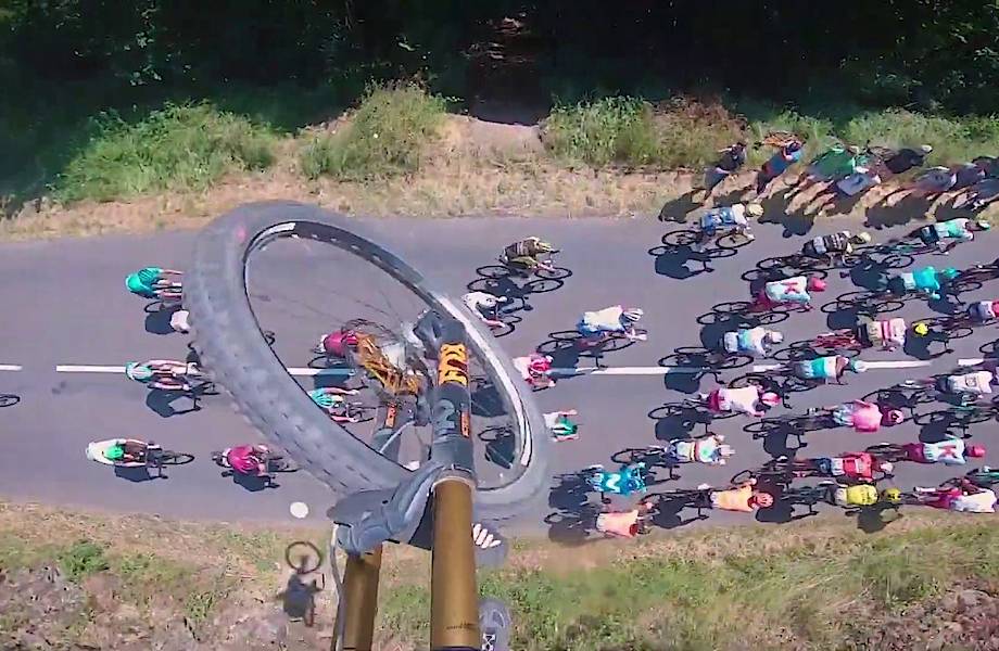Видео: Парень на велосипеде перелетел через толпу участников «Тур де Франс»