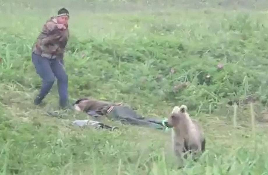 Любопытный медвежонок разбудил задремавших мужчин и чуть не довел их до истерики