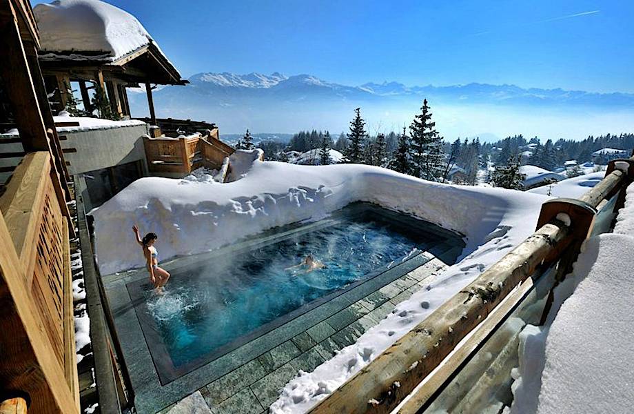10 самых сказочно прекрасных открытых бассейнов на зимних курортах