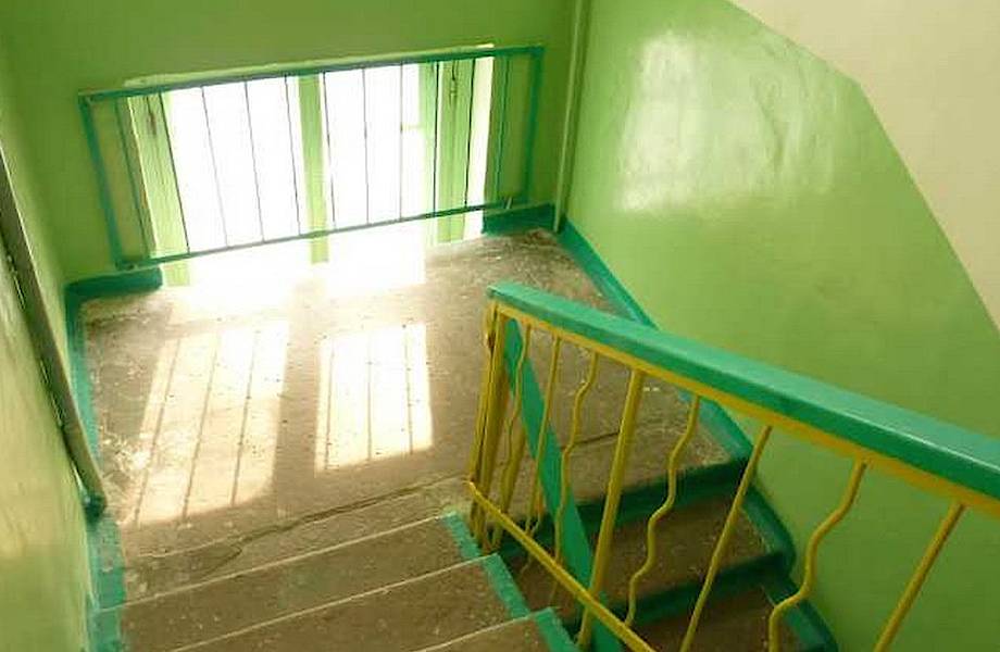 Почему в СССР стены в подъездах красили в две полосы и еще несколько интересных фактов
