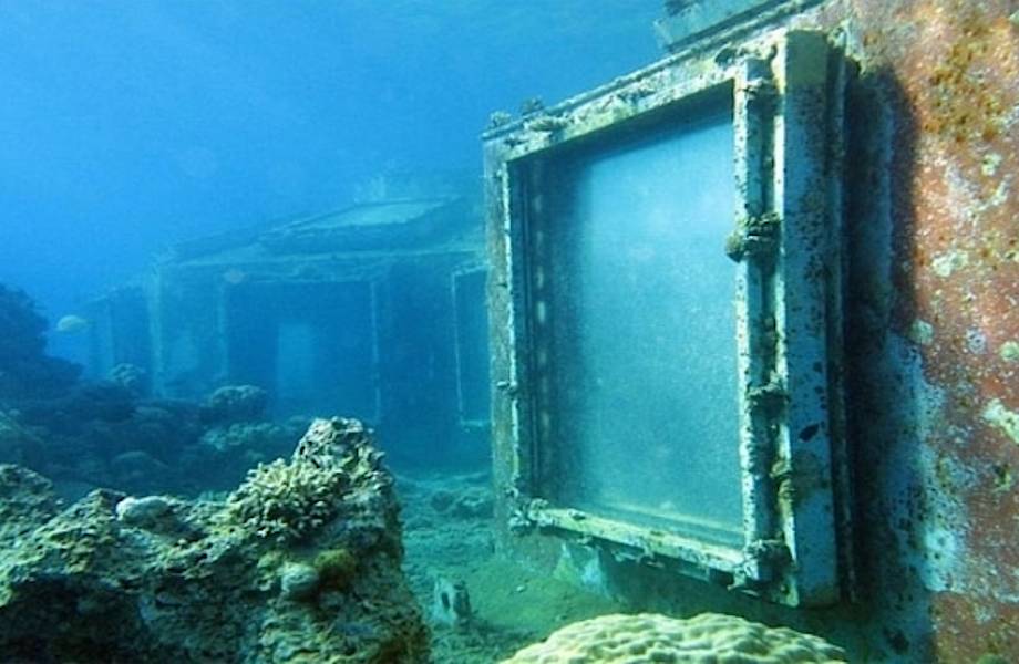 Видео: Дайверы обнаружили дверь на дне моря и решили посмотреть, что внутри