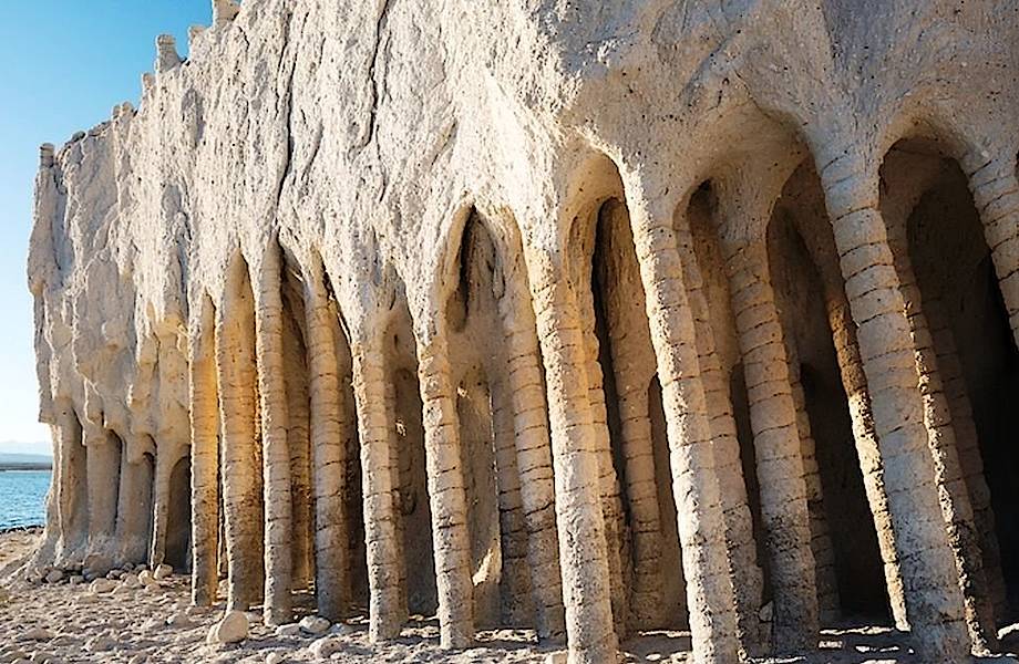 Загадочные колонны озера Кроули в Калифорнии