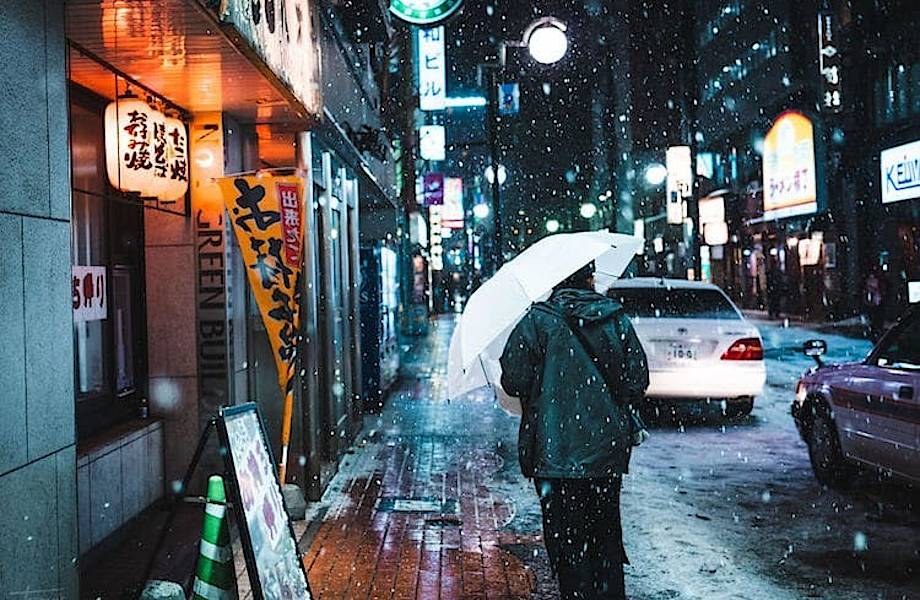 Фотограф гуляет по заснеженным улицам Японии, снимая сказочные сцены