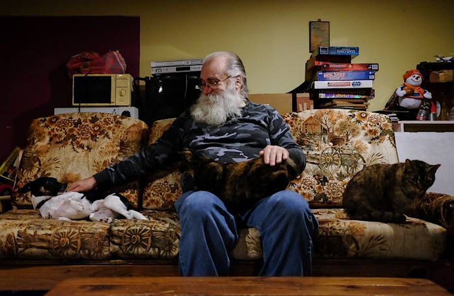 Мужчина купил в секонд-хенде диван и нашел в нем 43 тысячи долларов Мужчина купил в секонд-хенде диван и нашел в нем 43 тысячи долларов