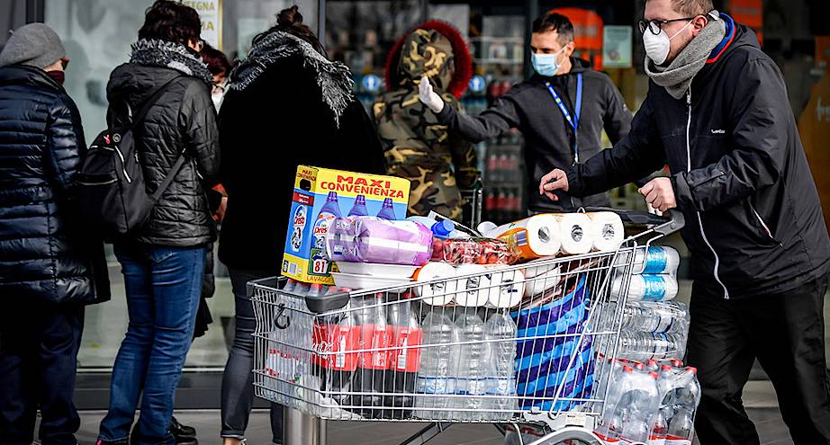 Фото дня: итальянцы опустошают магазины
