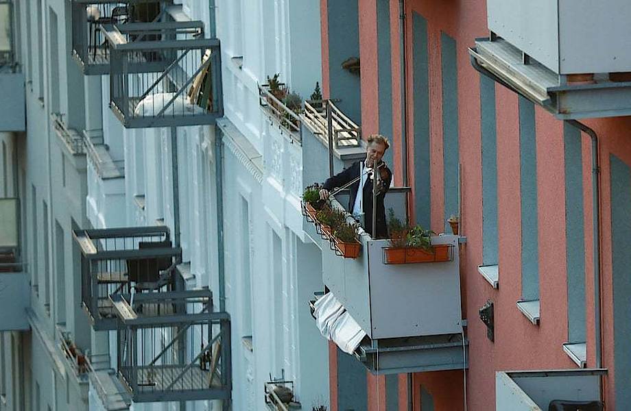 18 фото о том, как люди проводят время на своих балконах во время карантина