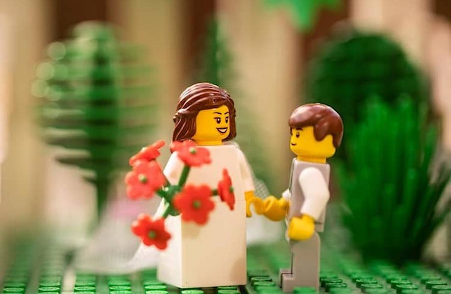 Фотограф делает свадебные фото для героев LEGO, чтобы не утратить навыки на карантине