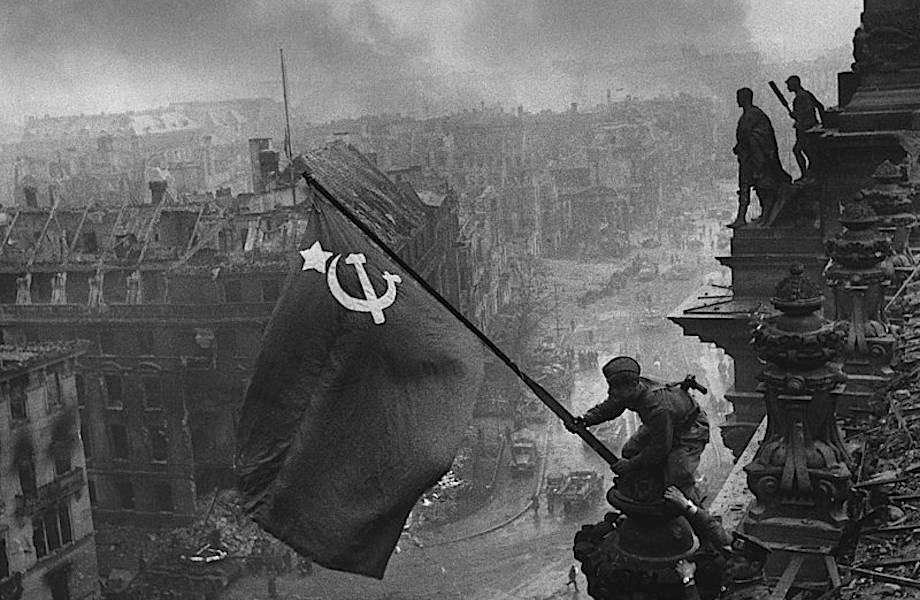 История в фото: как появился снимок «Знамя Победы над Рейхстагом»