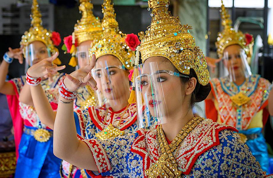 10 фото о том, как во всем мире начинают выходить с карантина