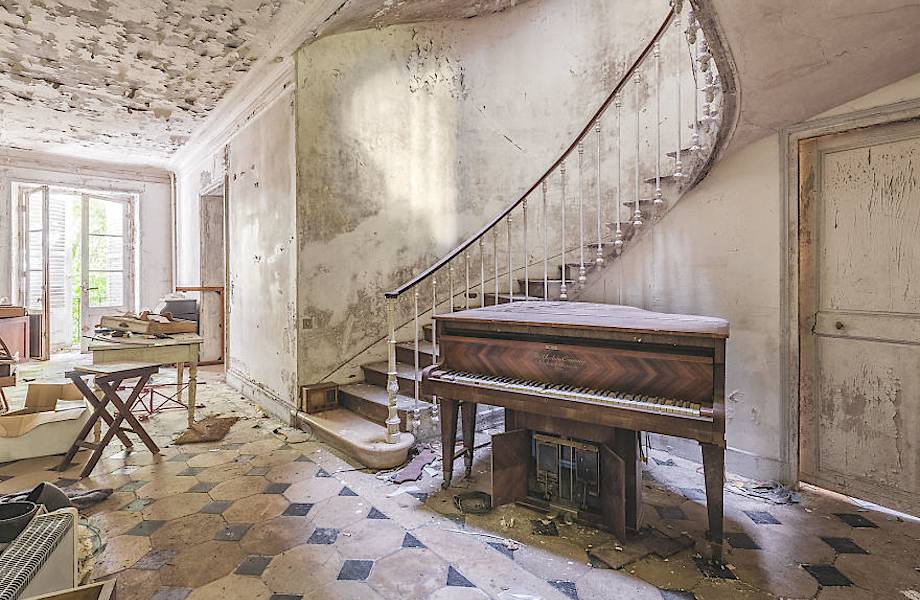 16 снимков тишины: фотограф ездит по заброшенным особнякам в поисках старых пианино