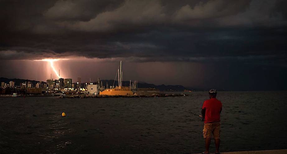 Фото дня: во время грозы в Барселоне