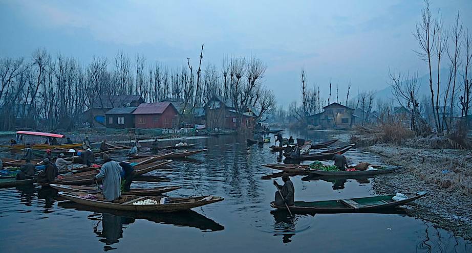 Фото дня: плавучий рынок в Индии