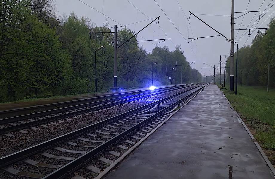Видео: Шаровая молния пролетела в метрах от камеры 