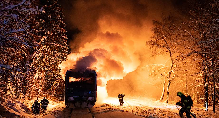Фото дня: поезд в огне зимней ночью в лесах Чехии