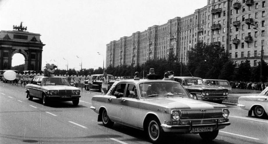 Фото дня: олимпийский огонь несут по Кутузовскому проспекту, 1980 год