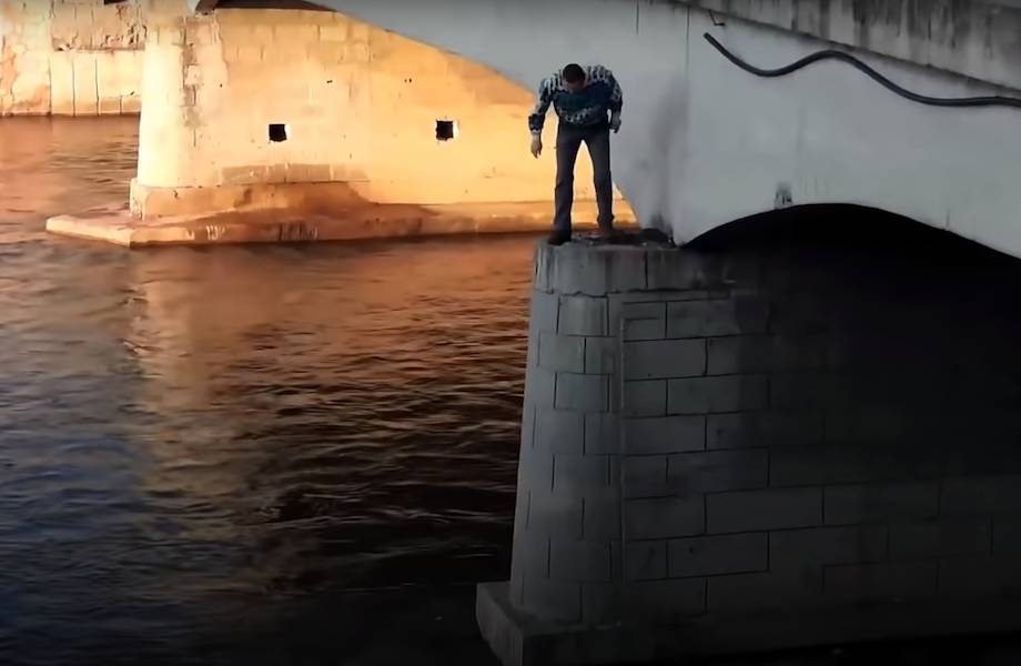 Видео: Мужчина спрыгнул с моста и спас собаку