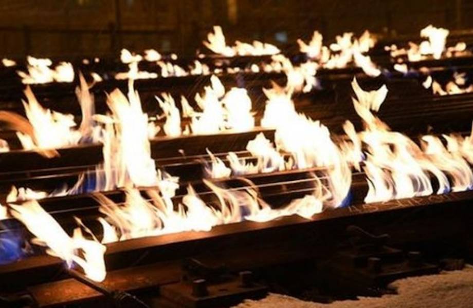 Видео: Зачем железнодорожники в Чикаго поджигают рельсы