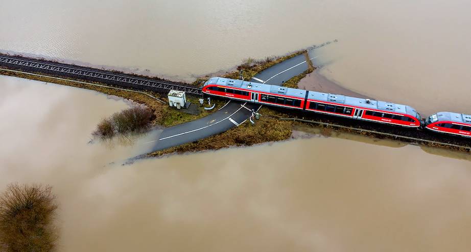 Фото дня: вода подступает со всех сторон