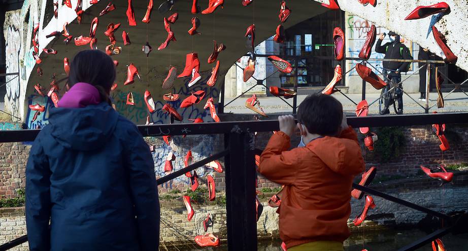 Фото дня: арт-объект на мосту в Милане