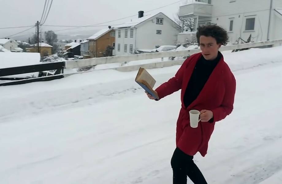 Видео: Мужчина скатывается со снежного холма за чашкой кофе