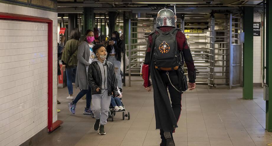Фото дня: неожиданная встреча в метро Нью-Йорка