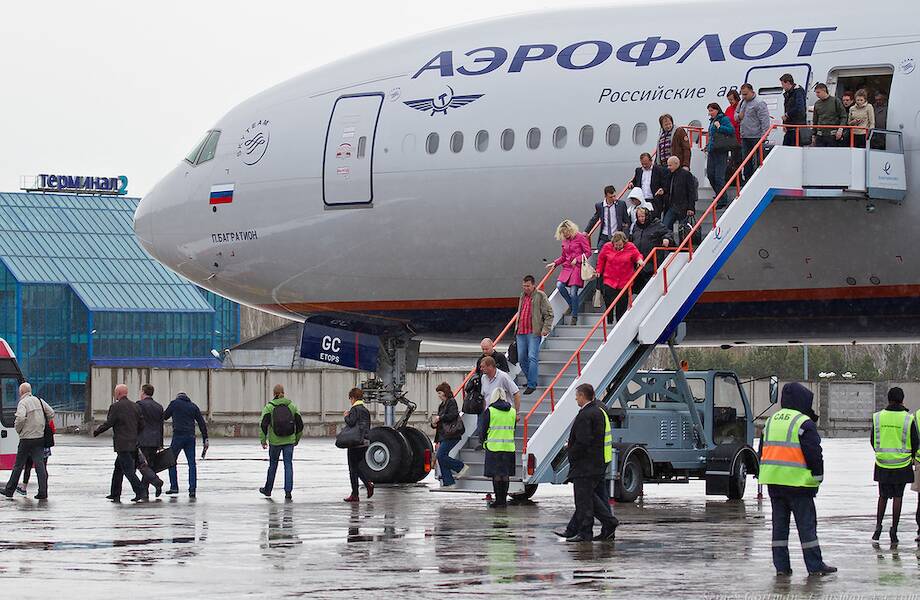 Почему пассажиров выпускают из самолета не сразу после приземления