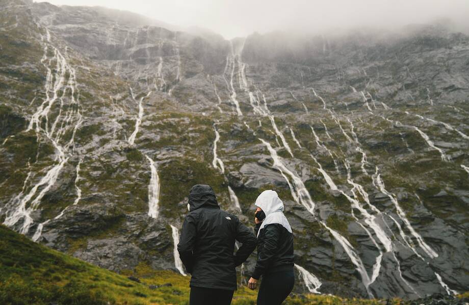 Как не промокнуть в походе: 7 советов при выборе одежды