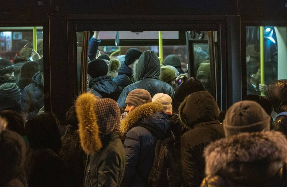 Когда и как можно не уступать место в общественном транспорте: 4 совета уставшим