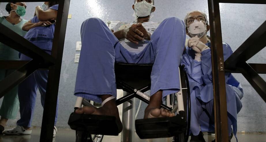Фото дня: медсестра и ее пациент с Covid-19 слушают выступление оркестра