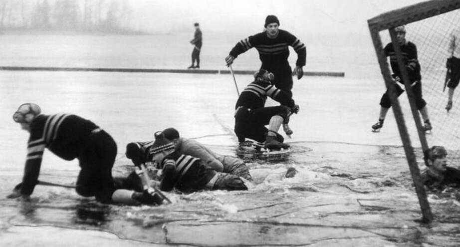 Фото дня: матч по хоккею, потерпевший фиаско, 1959 год