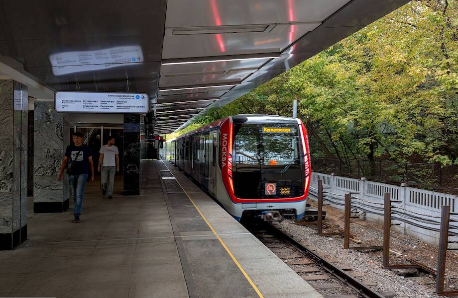 Почему некоторые участки московского метро расположены на поверхности, а не под землей