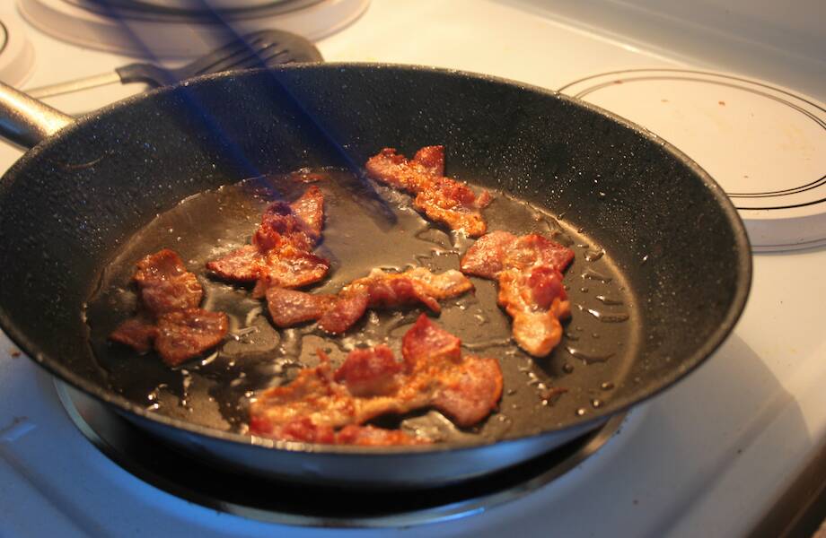 Новые эксперименты с маслом: почему капли воды мечутся по раскаленной сковороде