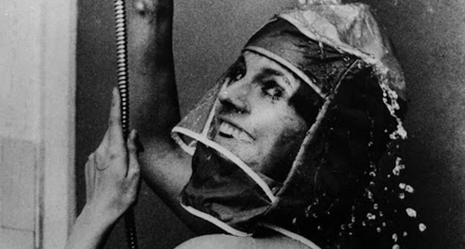 Фото дня: когда-то шапочки для душа были такими, 1970 г.