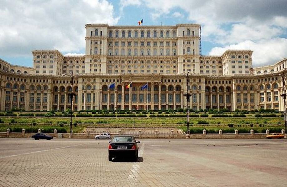 Как лидер Румынии вдохновился Северной Кореей и построил самый огромный дворец