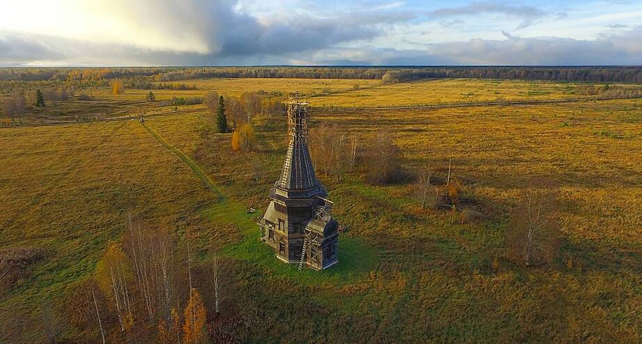 Фото дня: церковь в заброшенном селе Красная Ляга
