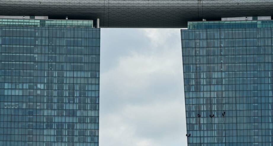 Фото дня: уборка в Marina Bay Sands