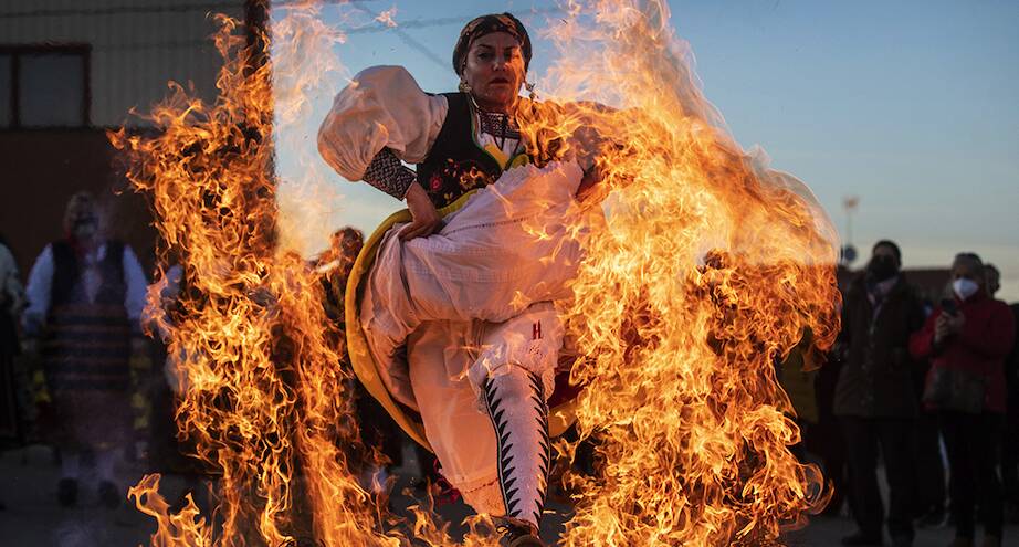 Фото дня: прыжки через огонь во время фестиваля