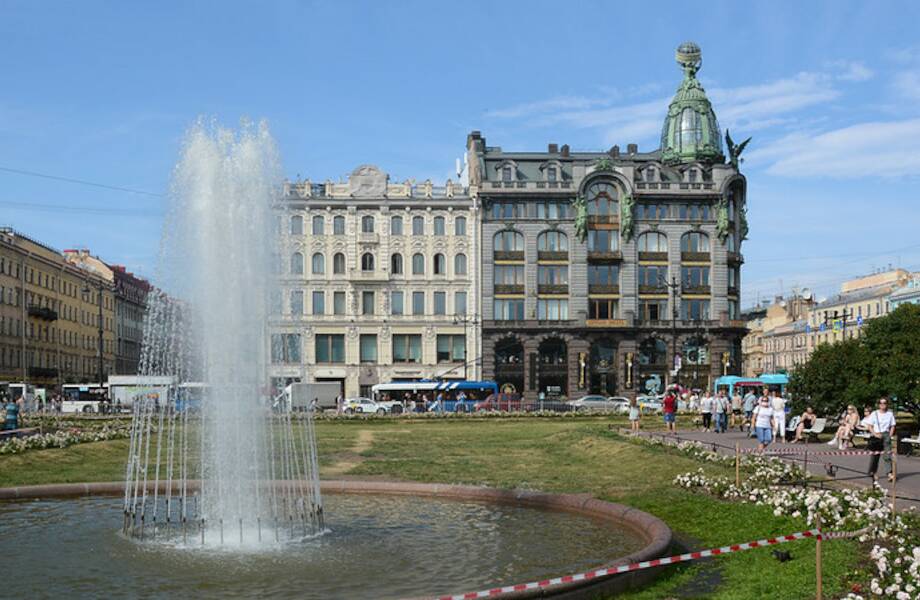 Здание-магнит для фотографов: дом Зингера в Санкт-Петербурге