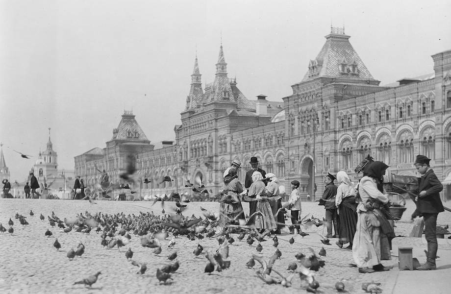 10 черно-белых снимков ГУМа, рассказывающих историю самого известного магазина России