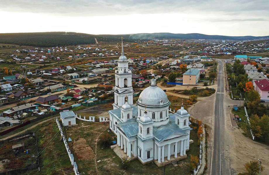 За что российский город на границе с Монголией называли маленьким Вавилоном