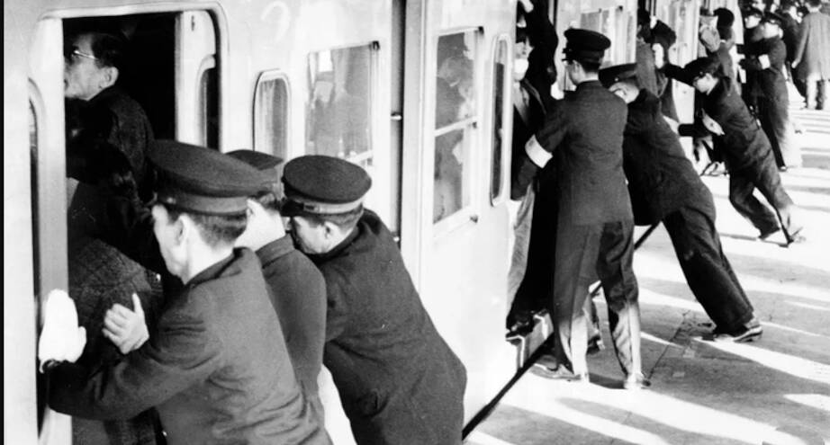 Фото дня: «толкачи» в метро Токио в 1950-х годах